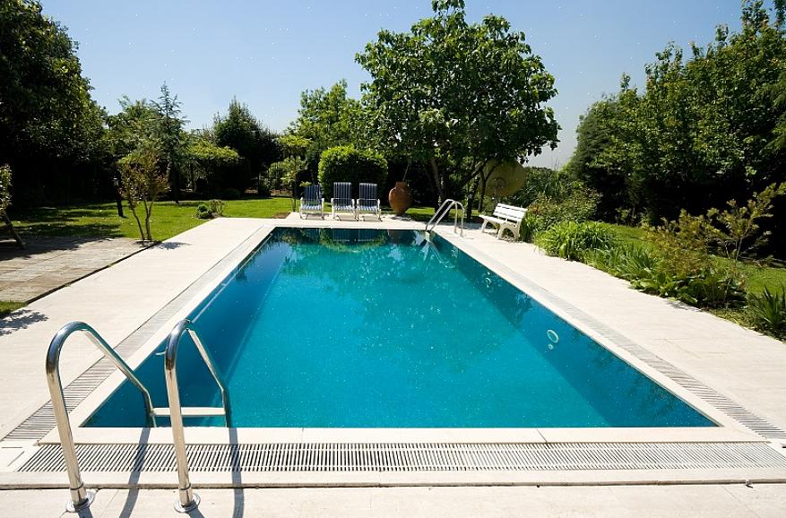 Skjuler stålet som stikker ut fra bassengets vegger