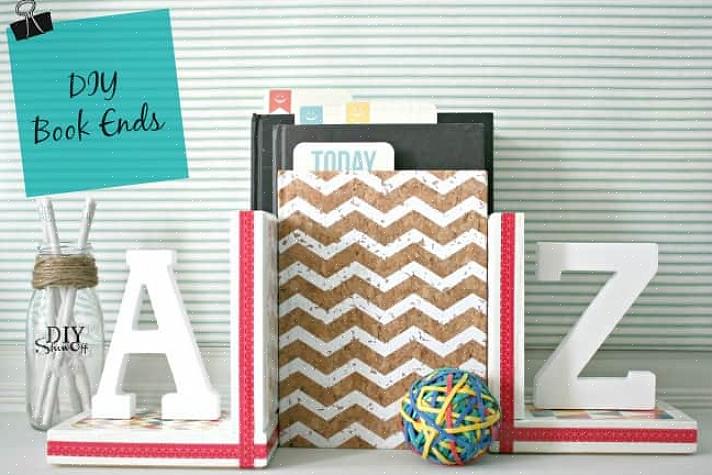 To klare glassvaser (disse firkantede vaser fungerer spesielt bra som bokstøtter