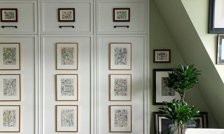 Bruk en vidvinklet kittkniv for å holde toppen av tapetlisten i taket