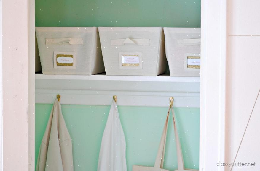 En dobbel henge er en fin måte å bruke den vertikale lagringsplassen i et skap uten å være for klumpete