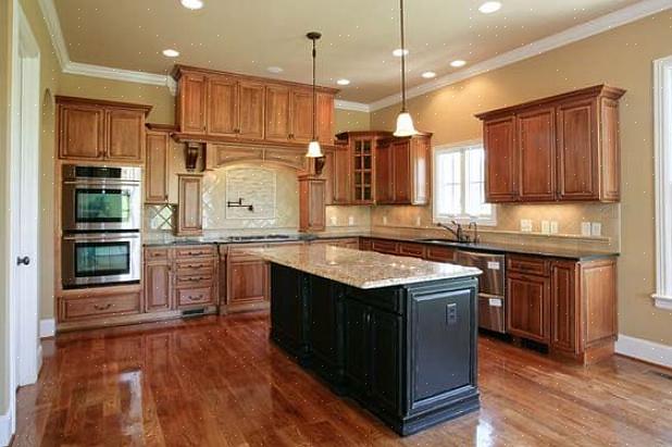 Enkel farge for et kjøkken som vil gi kontrast til de varme fargetone i lønnetre