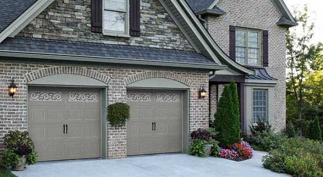 Sporene som styrer rullene på en overliggende garasjeport er satt sammen i seksjoner