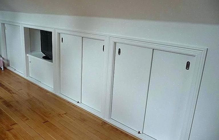 Kneveggen skal bygges på gulvet på loftet