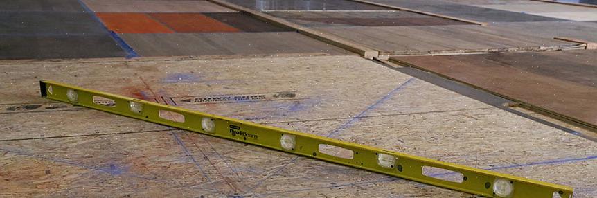 Arkene festes deretter til bjelkene med spiker eller skruer som drives hver 20