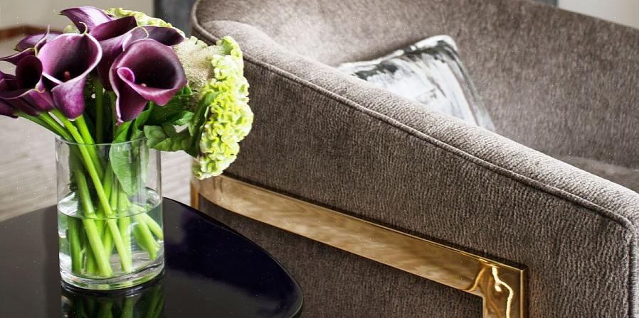 Dette nydelige metalliske tapetet overlapper en blek sølvbase med gull