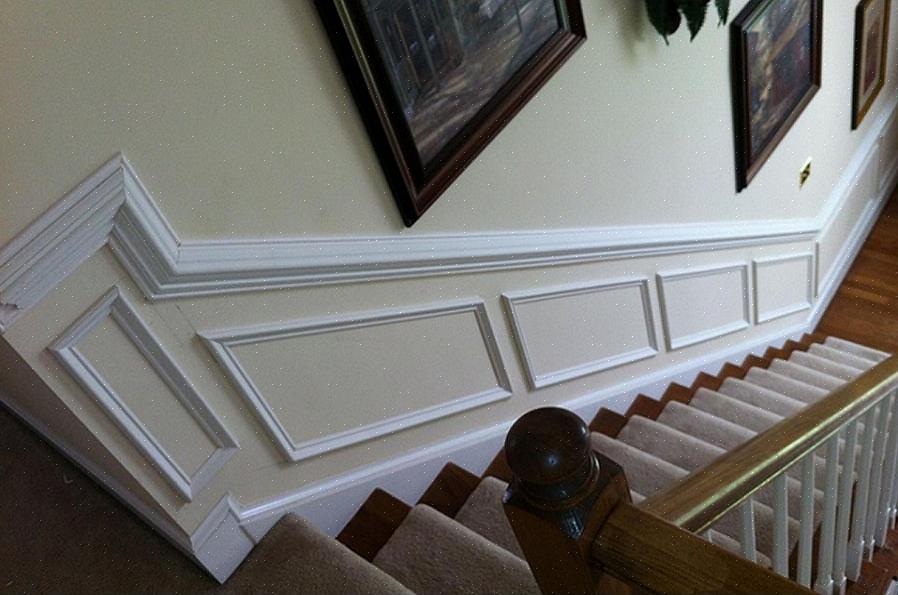 Wainscot er en veggbehandling laget av massivt tre som massiv furu