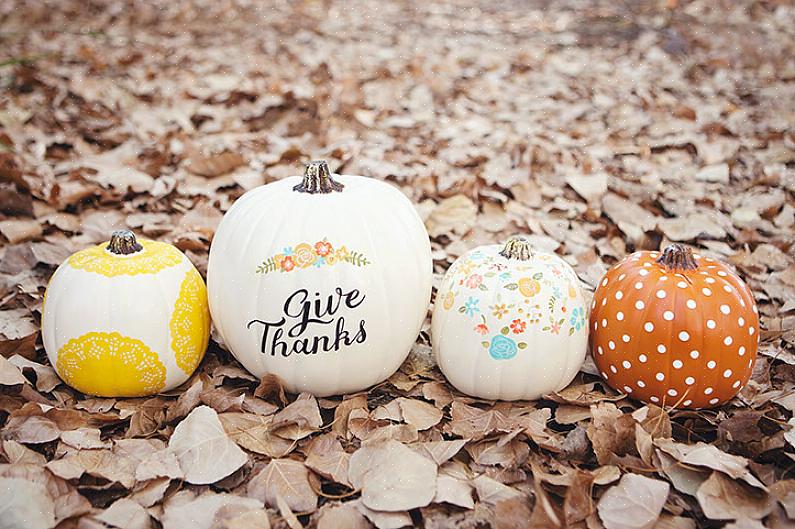 Kalkholdig maling i to farger (vi brukte Best Home-maling i hvitt perlebrett