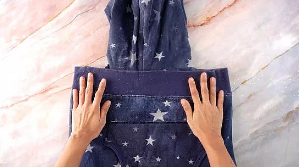 Brett "kroppen" på hettegenseren halvveis mot toppen av hettegenseren