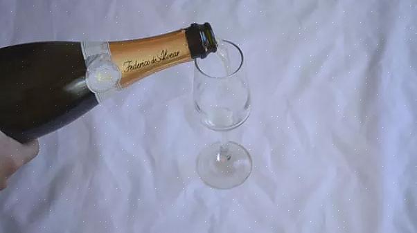 Med den andre hånden tar du korken godt gjennom håndkleet (slik at håndkleet er mellom hånden din