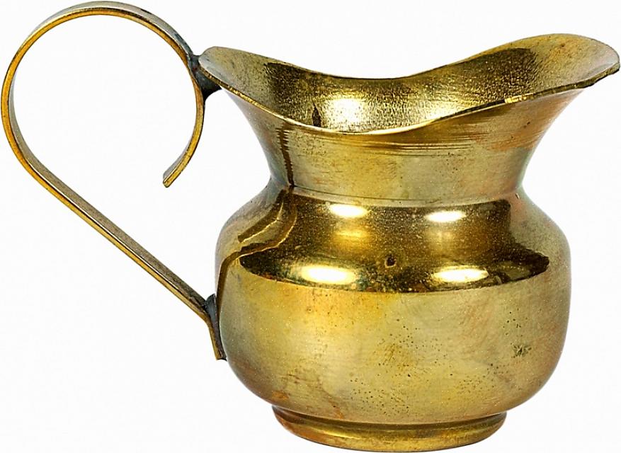 Natrium i natron jobber sammen for å løse opp flekken