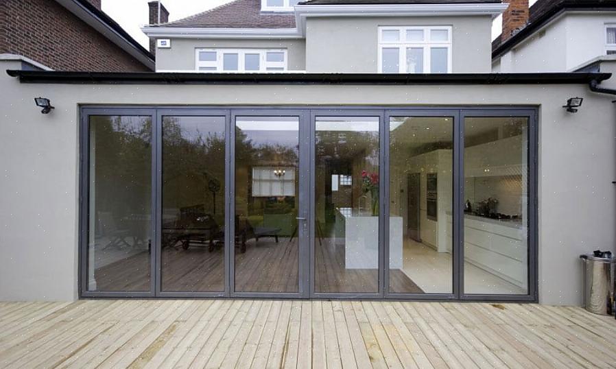 Installer den L-formede braketten ved krysset mellom dørkarmen