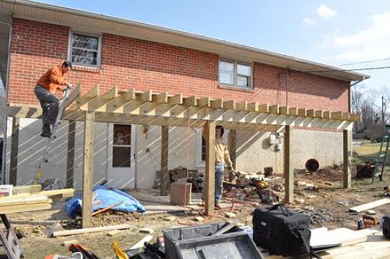 Til sammen seks skruer for hvert dekkgulvbrett