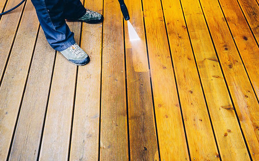 Flekk dekkoverflaten med en padsapplikator