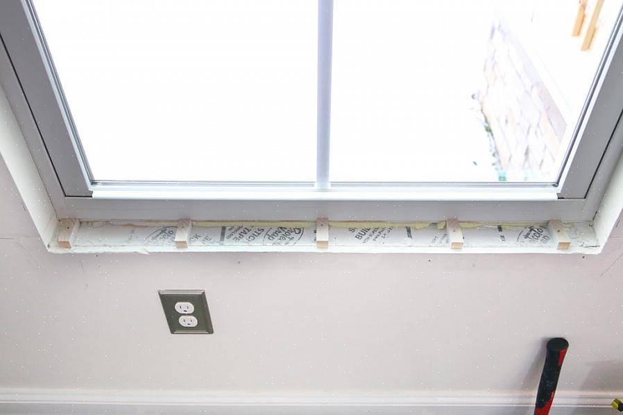 Men det hjelper å kjøpe primet vindusdekor eller å prime vindusdimset selv før du kutter