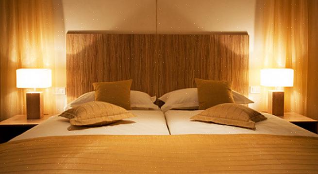 Dekk de to benbitene av tre med fôr eller dekorativt stoff