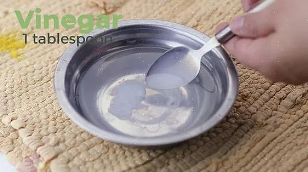 Deretter dypper du en annen ren hvit klut i vanlig vann