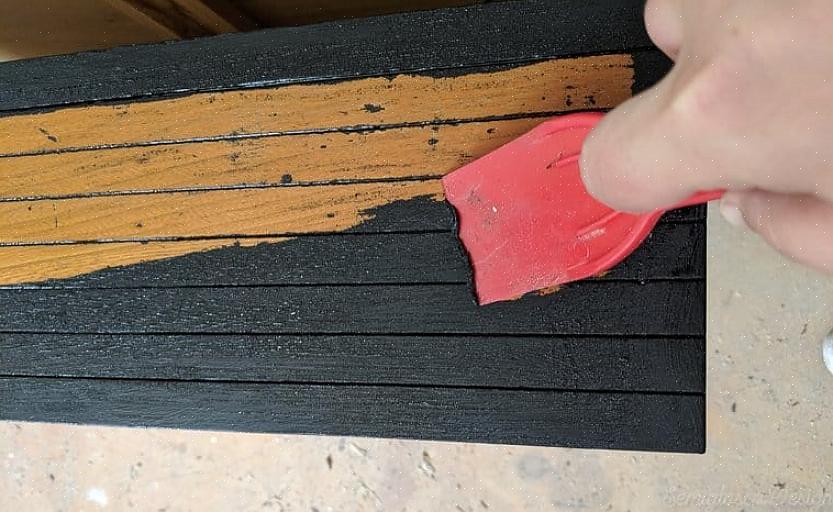 Etter at du har fjernet så mye maling som mulig med varmepistolen