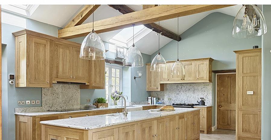 Pakk jordkloden inn i en avis for å beskytte den mot overspray eller dryppmaling