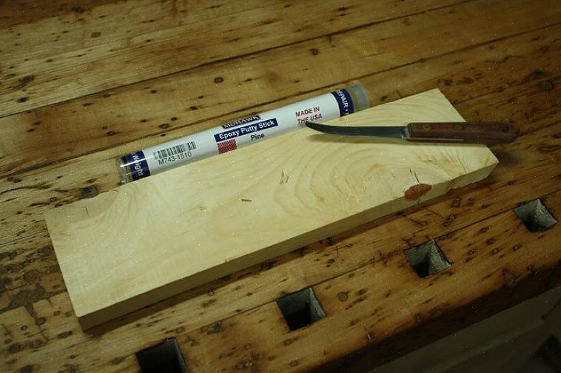 Bland det først i beholderen med en sparkel (trefyll kan skille seg etter at den har sittet en stund)