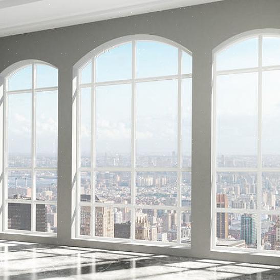 Kjør tape fra den ene siden av vinduskarmen til den andre siden av vinduskarmen