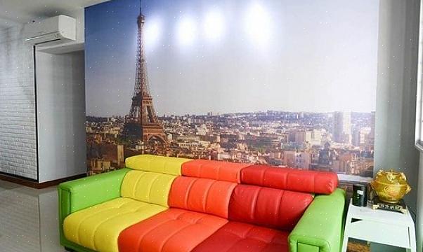 Å dekke enten den øverste eller nederste halvdelen av en vegg med tapet er en fin måte å få utseendet