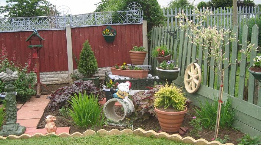 Og denne DIY-stien laget av tømmerskiver er et enkelt prosjekt for huseiere du kan oppnå i en helg