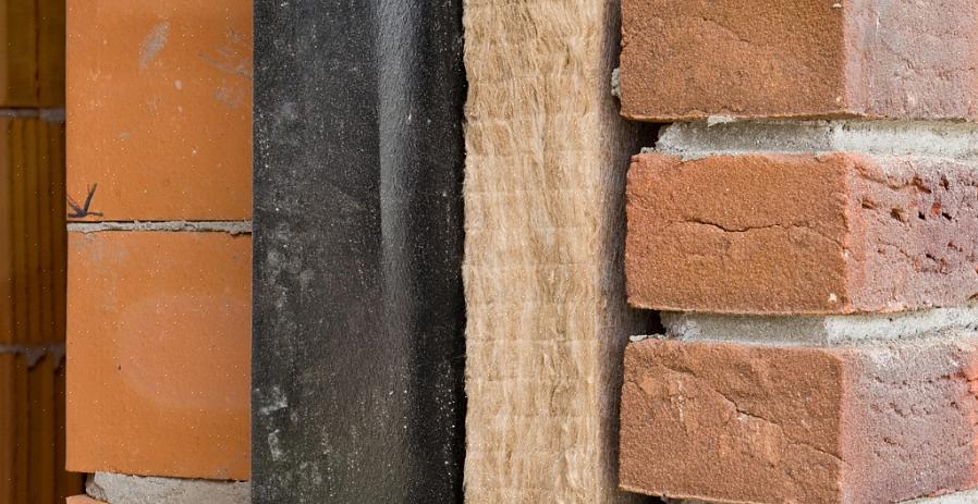 For en nærmere undersøkelse kan du kanskje fjerne strømboksen helt for å se inn i vegghulen