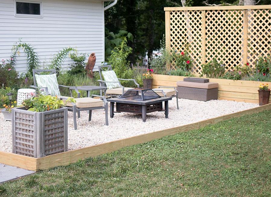 Rull ut strimler av landskapsmateriale for å dekke hele uteplassen på innsiden av inneslutningsrammen