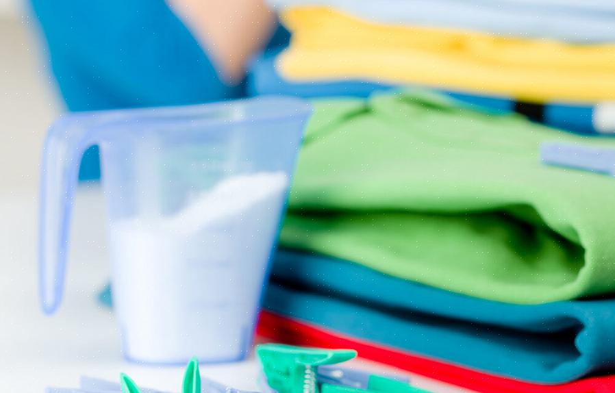 For å fjerne spor av hårfarge på hvitt teppe eller polstring