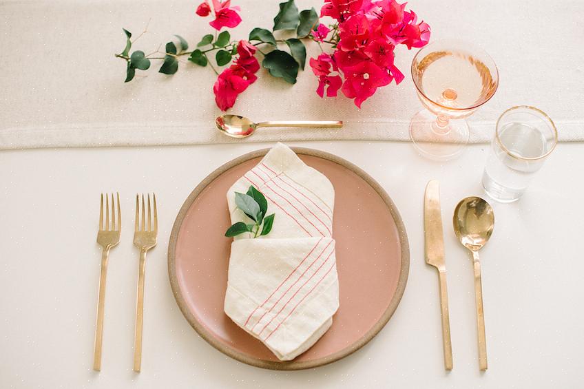 Å lage en rask lommefelling for sølvtøyet ditt er en av de morsomste måtene å pynte et middagsbord på