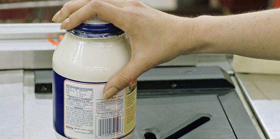 Hvordan fjerne majones fra teppe og polstring