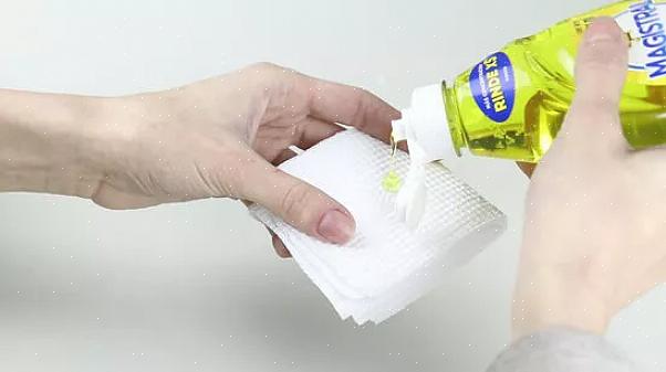 Fjern alkoholen ved å bløte med en ren klut fuktet med vanlig vann eller klubbbrus