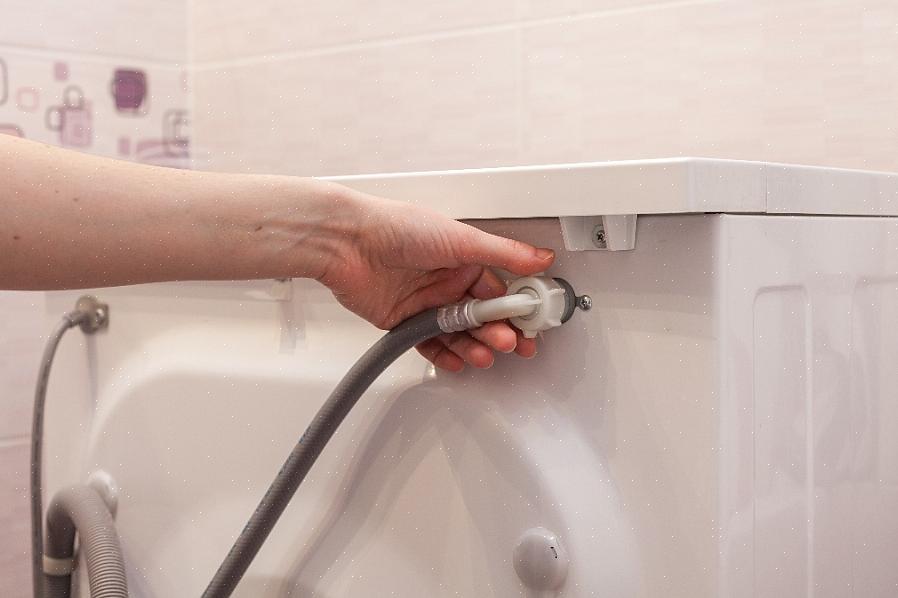 Kaldt vannslange på baksiden av vaskemaskinen