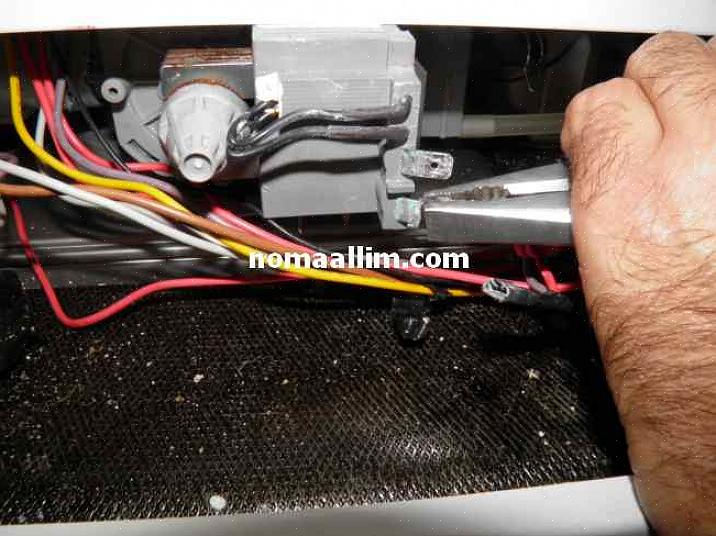 Vaskemaskinens avløpsslange går omtrent to meter ned i rørledningen for avløp