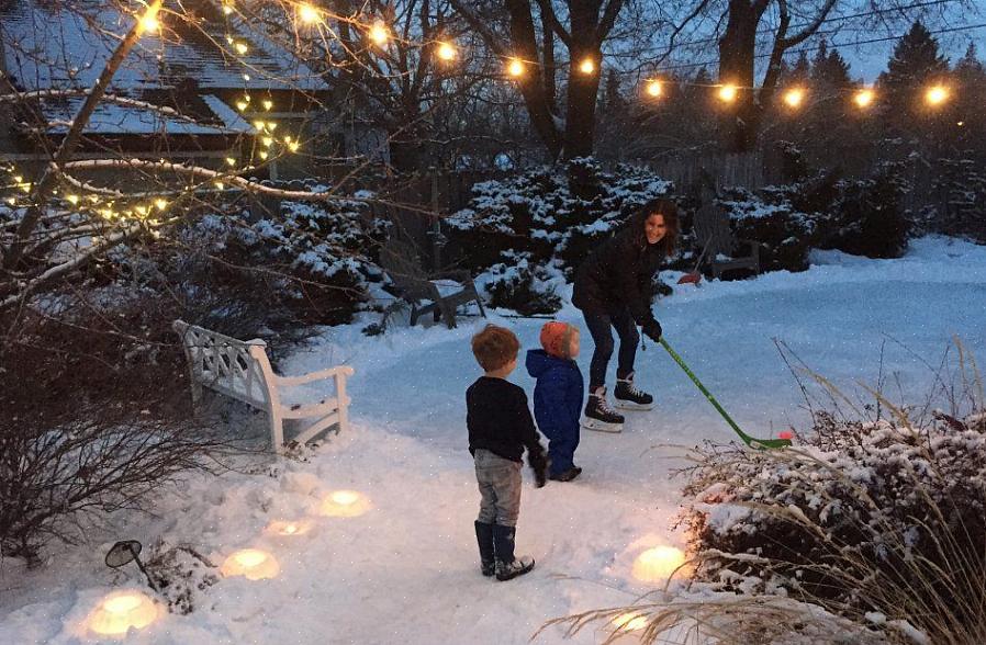 En enkel skøytebane i bakgården er en fantastisk måte å tilbringe aktiv tid med familien i de kalde