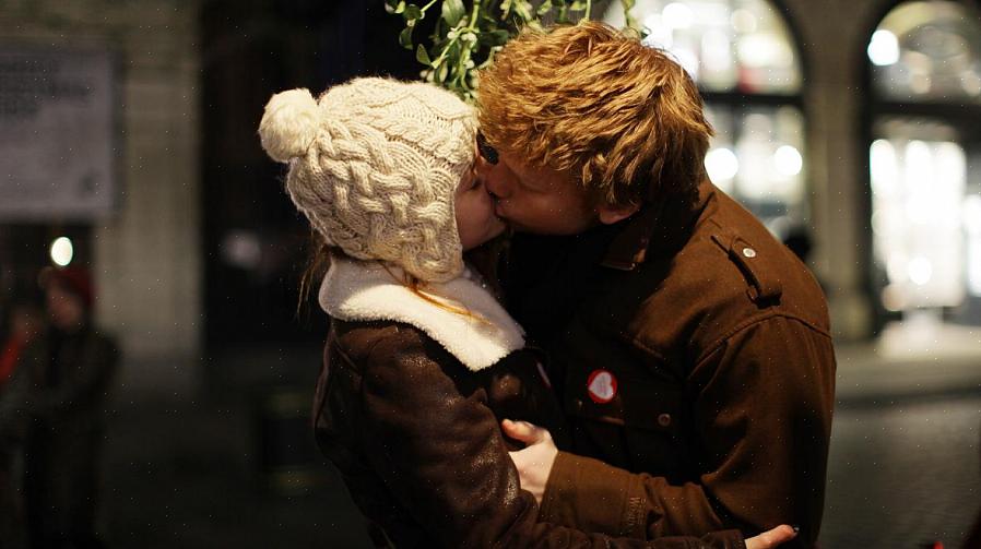 Alle vet at kyssing under mistelten lenge har pågått