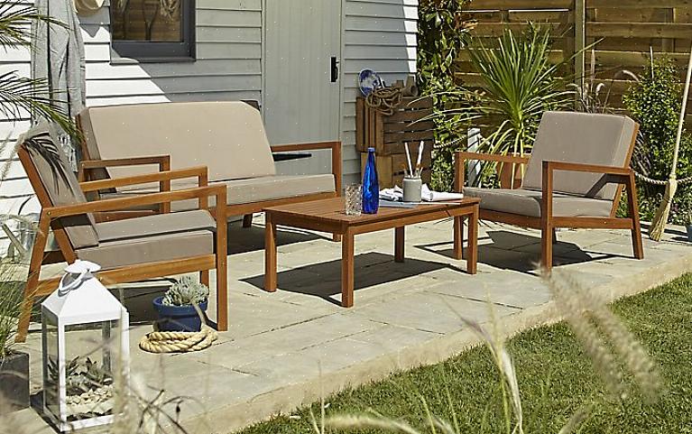 Din første oppgave med å legge fliser utendørs for å bygge en uteplass vil være å gi en solid base