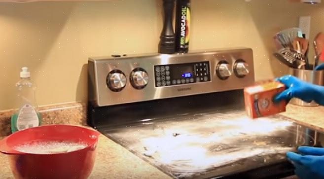 Skyll med en ren svamp dyppet i varmt vann