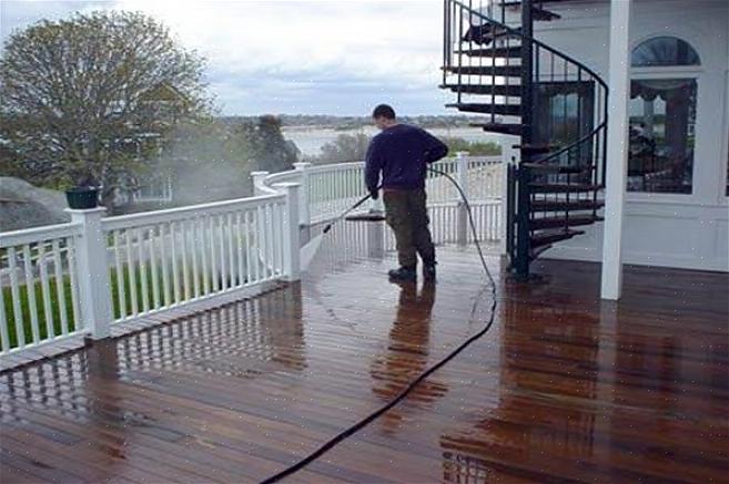 Den beste slipemaskinen å bruke på et tredekk er en tilfeldig banesliper med en slipeskive på 12,70 cm