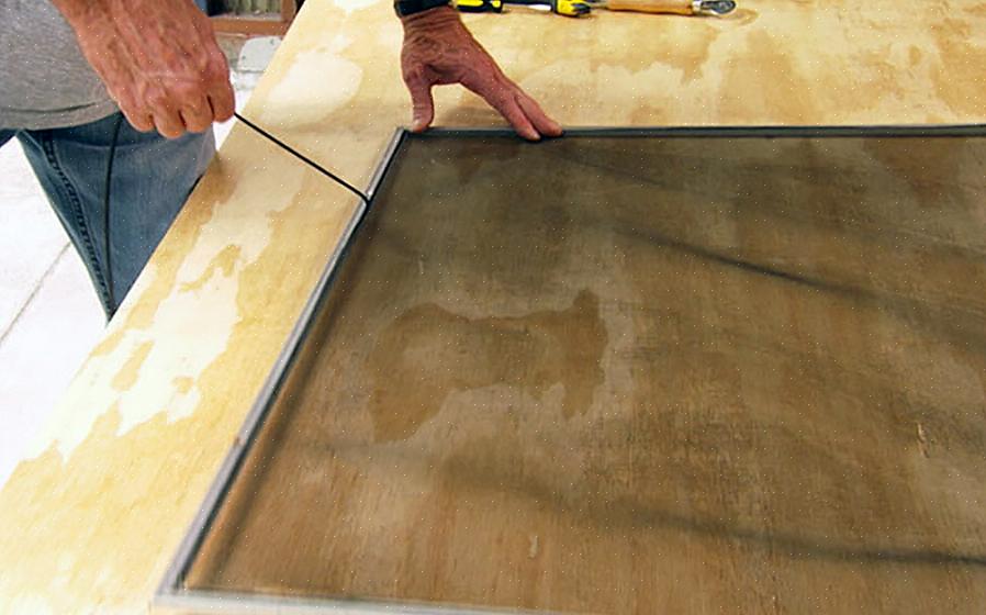 Trykk kilene sammen for å tvinge skjermrammen