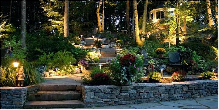 Enten du kjøper et sti-belysningssett eller monterer det fra bunnen av