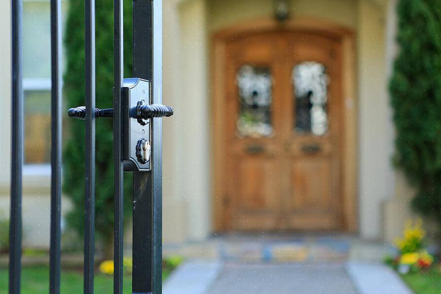 Spesielt på utendørs steder kan rengjøring av smijern innebære pussing eller sliping av løs maling