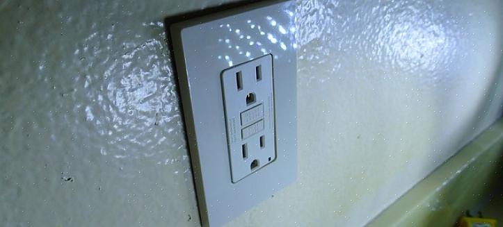 En annen måte å teste et GFCI-uttak på er å bruke en GFCI-uttakstester