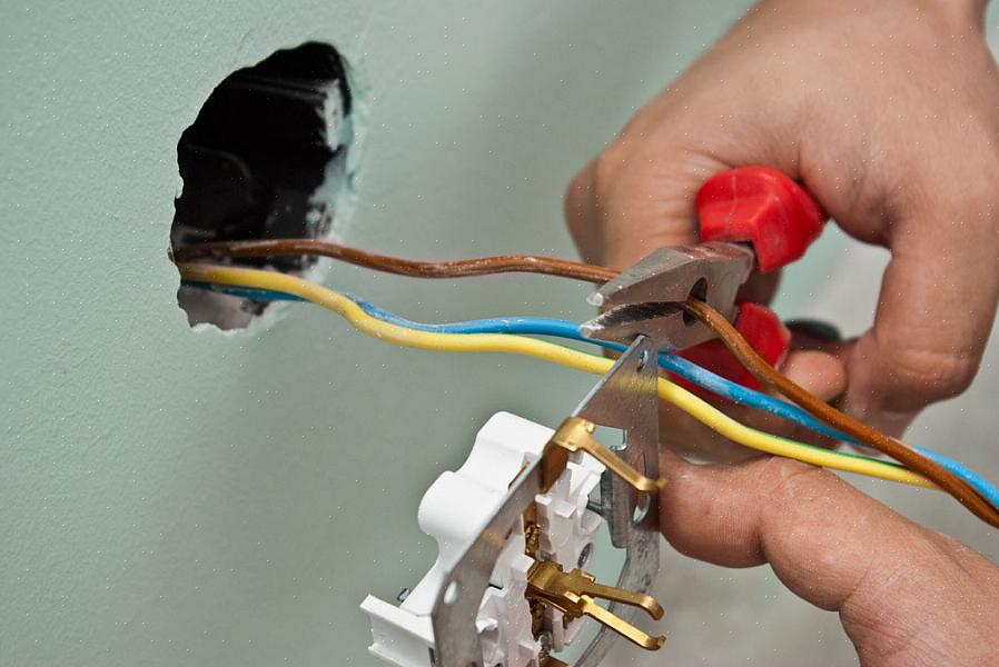 Vi trenger alle å installere en stikkontakt i en eksisterende vegg innimellom