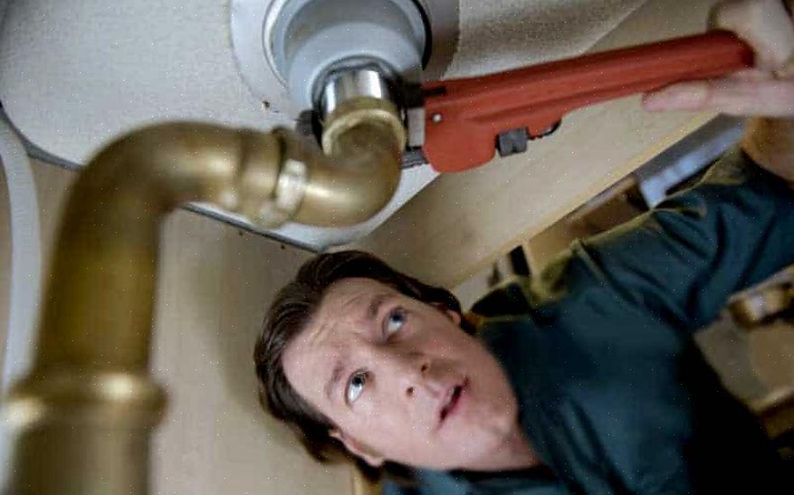 Fjerner du den gamle silmutteren med et stort kanaltypetang