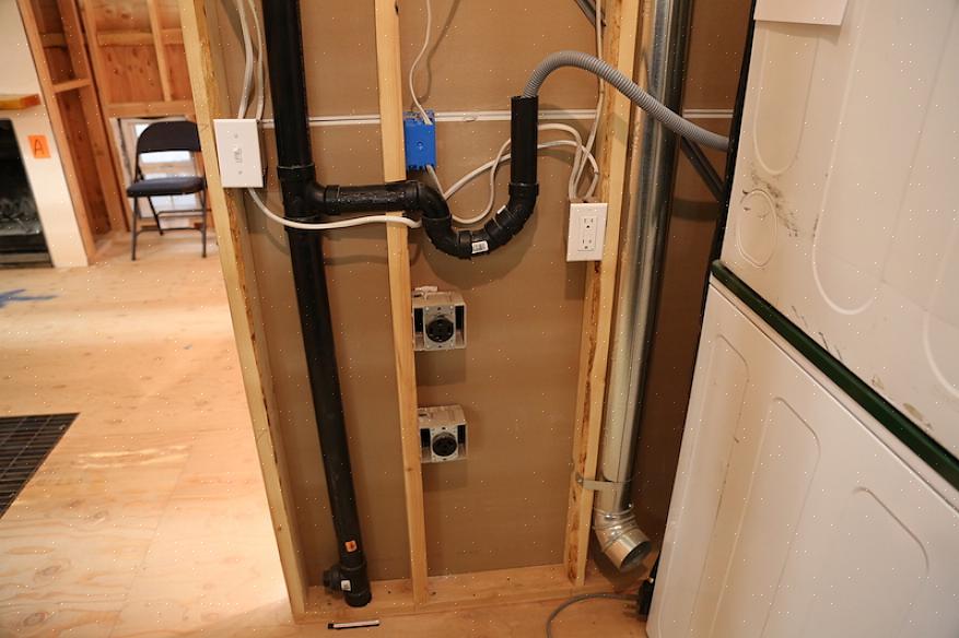 Er det et eksisterende avløpsrør som du kan knytte vaskeromets gulvavløp i