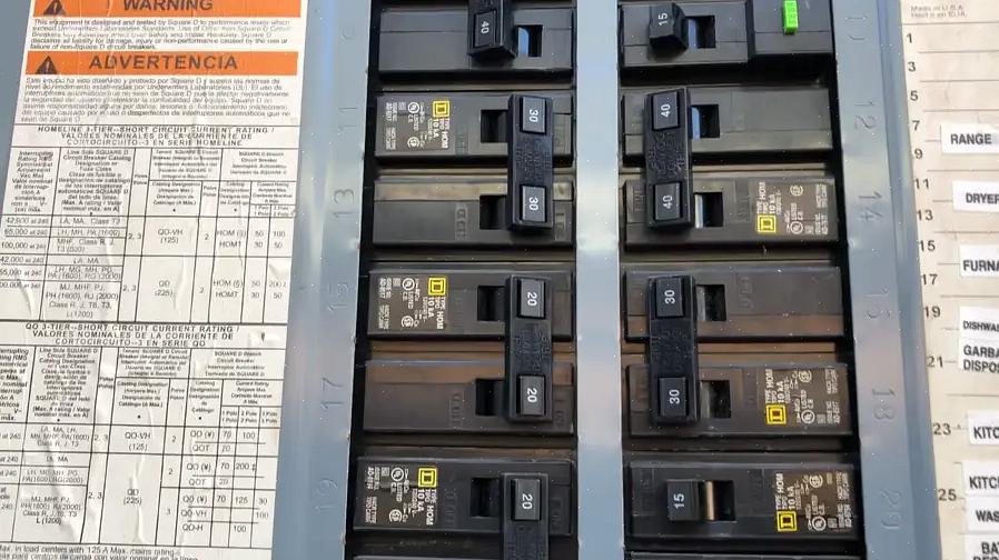 Med nær hovedbryterboksen hvis gulvet er fuktig eller vått