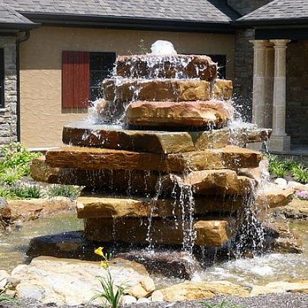 Et svømmebasseng er ikke den eneste typen vannfunksjon som er mulig for ditt utendørs boareal