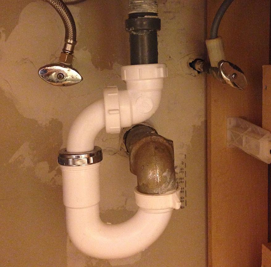 Deretter monterer du fellebøyen over enden av fellearmen