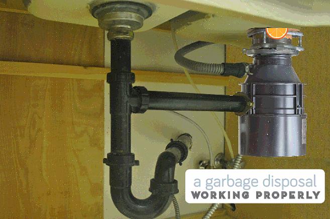 Du kan fjerne fangearmen ved å løsne glidemutteren der armen møter den vertikale grenavløpet